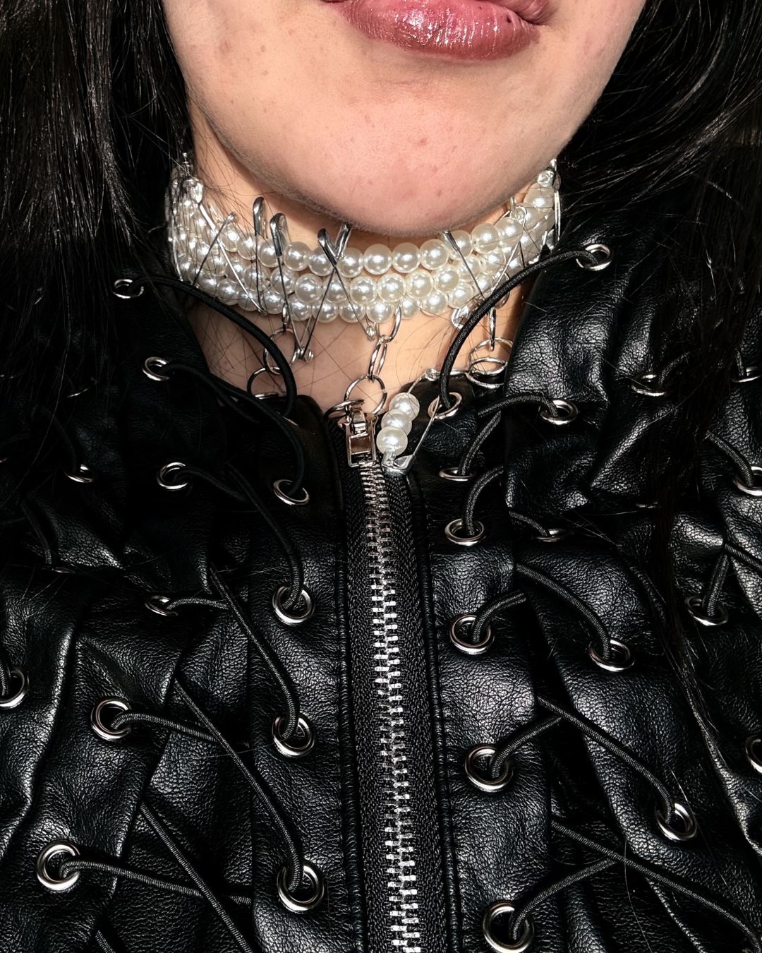Collar Punky — perlas, alfileres de gancho y dijes